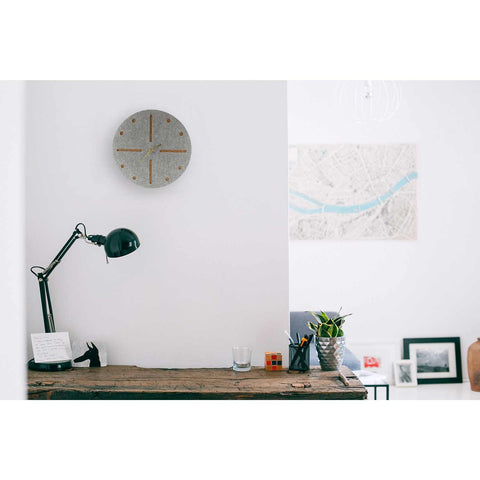 Väggklocka av filt och kork 30 cm | ljusgrå - guld | Design: Odense