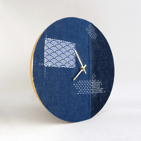 Väggklocka Wabi Sabi Denim rund 30 cm | Denim - Guld | Design: Fukuoka