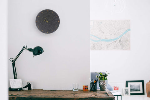 Väggklocka av filt och kork 30 cm | antracit - guld | Design: Esbjerg