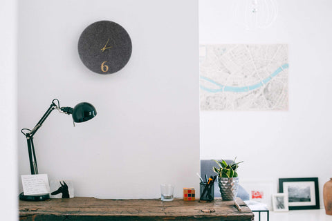 Väggklocka av filt och kork 30 cm | antracit - guld | Design: Aarhus