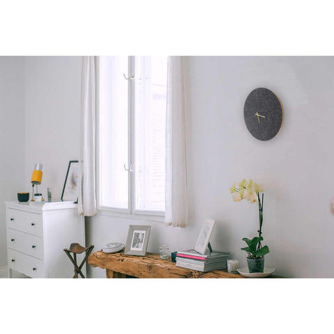 Väggklocka av filt och kork 30 cm | antracit - guld | Design: Aalborg