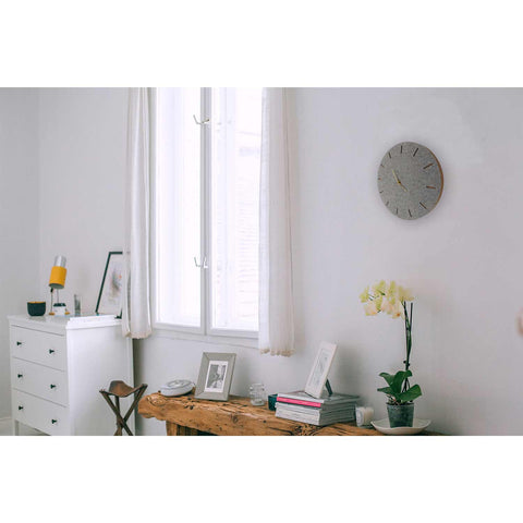 Väggklocka av filt och kork 30 cm | ljusgrå - guld | Design: Köpenhamn