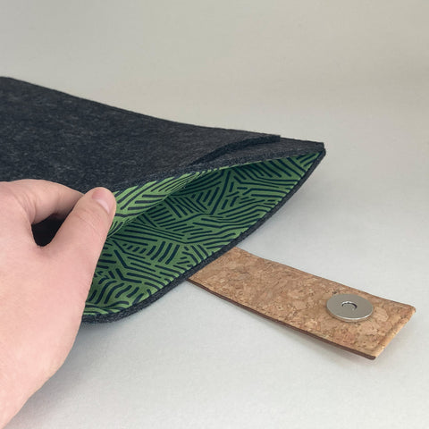 Fodral för MacBook Pro M3 Max | med magnetstängning och extra fack  | antracit - ränder | Modell "HAKA"