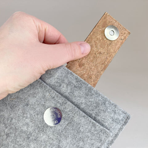 Fodral för PocketBook InkPad 3 | med magnetstängning och extra fack | ljusgrå - Colorful | Modell "HAKA"