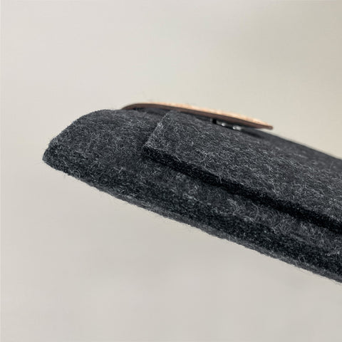 Fodral för MacBook Air M3 13 | med magnetstängning och extra fack  | antracit - spår | Modell "HAKA"