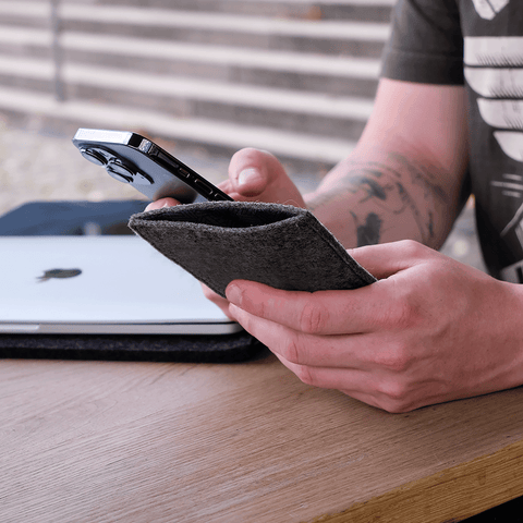 Mobilfodral för iPhone 16e | av filt och ekologisk bomull | antracit - bloom | Modell "LET"