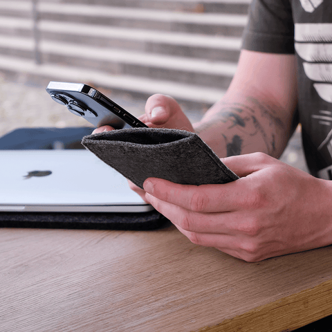 Telefonfodral för iPhone 16 | gjord av filt och ekologisk bomull | antracit - former | Modell "LET"