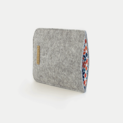 Stilvolle Motorola Moto G15-Hülle aus grauem Filz mit farbenfrohem Innenfutter. Perfekte Passform und hochwertige Verarbeitung.