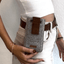 Elegante Gürteltasche aus Filz für Motorola Edge 60 mit magnetischem Verschluss, getragen an der Hüfte.
