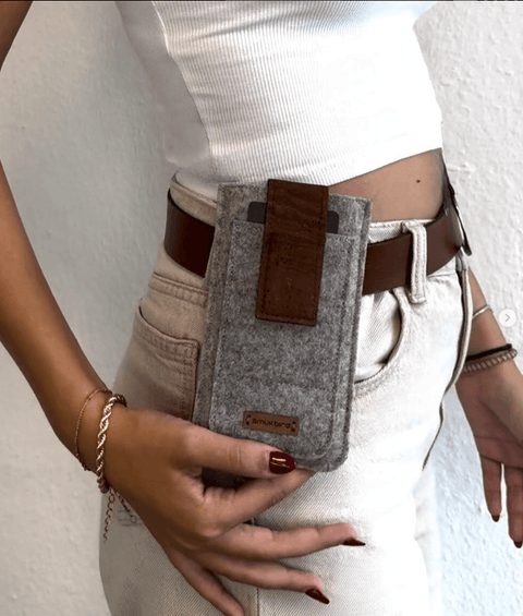 Elegante Gürteltasche aus Filz für Motorola Edge 60 mit magnetischem Verschluss, getragen an der Hüfte.