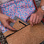 Handytasche mit hellgrauem Kartenfach, Filz und Kork, für Google Pixel 10, in der Hand eines Nutzers.