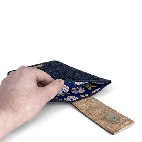 Fodral för PocketBook Verse | med magnetstängning och extra fack | antracit - Bloom | Modell "HAKA"