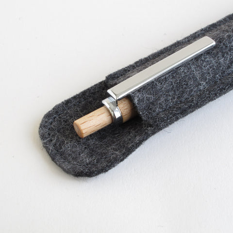 Hållbar filtcylinderväska av 100% ull | antracit | Inkluderar kulspetspenna av trä