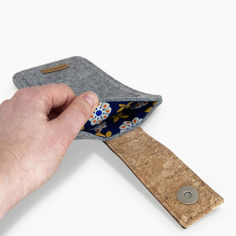 Mobilfodral för Google Pixel 9 Pro Fold | med magnetstängning och extra fack | ljusgrå - Bloom | Modell HAKA