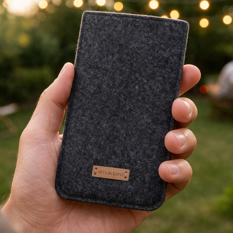 Mobiltelefonfodral på måttbeställning | tillverkat av filt och ekologisk bomull | antracit - stripes | "LET"-modell