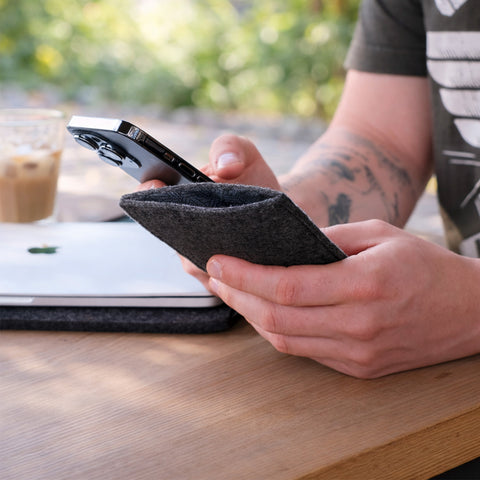 Mobiltelefonfodral på måttbeställning | tillverkat av filt och ekologisk bomull | antracit - tracks | "LET"-modell