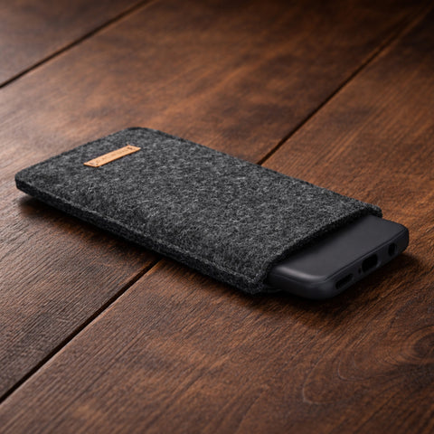 Mobiltelefonfodral på måttbeställning | tillverkat av filt och ekologisk bomull | antracit - stripes | "LET"-modell