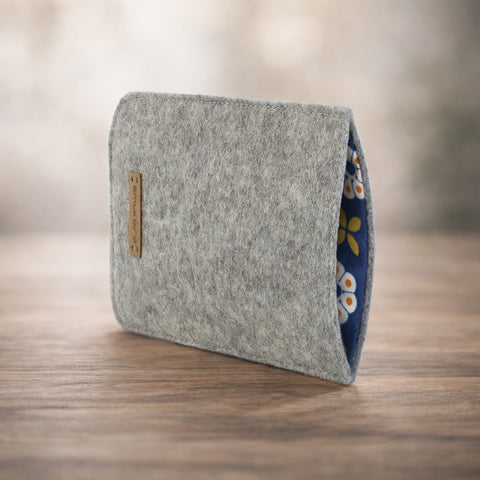 Mobiltelefonfodral på måttbeställning | tillverkat av filt och ekologisk bomull | ljusgrå - bloom | "LET"-modell
