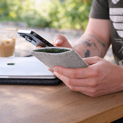 Mobiltelefonfodral på måttbeställning | tillverkat av filt och ekologisk bomull | ljusgrå - stripes | "LET"-modell