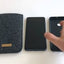 Mobilfodral för iPhone SE 2022 | av filt och ekologisk bomull | ljusgrå - colorful | "LET"-modell