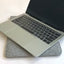 Skräddarsydd laptopfodral | gjord av filt och ekologisk bomull | ljusgrå - Färgglad | Modell "LET"