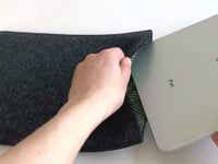 Fodral för iPad Pro 12.9" - 5th gen | tillverkad av filt och ekologisk bomull | 
antracit - tracks | "LET"-modell