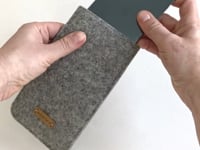 Mobiltelefonfodral på måttbeställning | tillverkat av filt och ekologisk bomull | ljusgrå - bloom | "LET"-modell