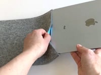 Tabletskydd som gjorts efter mått | av filt och ekologisk bomull | ljusgrå - stripes | "LET"-modell