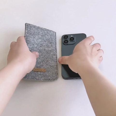 Mobiltelefonfodral på måttbeställning | tillverkat av filt och ekologisk bomull | ljusgrå - bloom | "LET"-modell