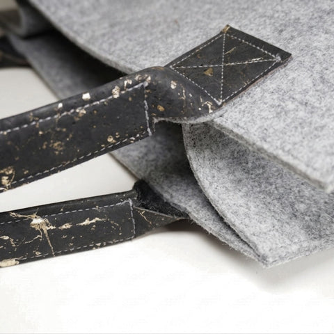 Detail eines schwarzen Korkgriffs mit strukturierter Oberfläche und sauberer Naht an einer Filz Shopper Tasche