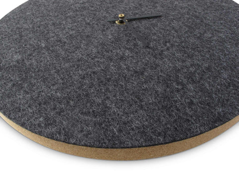 Väggklocka av filt och kork 30 cm | antracit - svart | Design: Aalborg