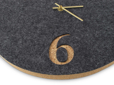 Väggklocka av filt och kork 30 cm | antracit - guld | Design: Aarhus