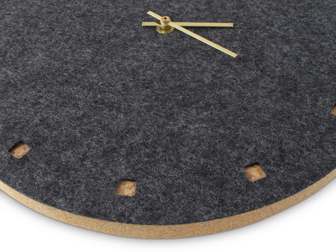 Väggklocka av filt och kork 30 cm | antracit - guld | Design: Esbjerg