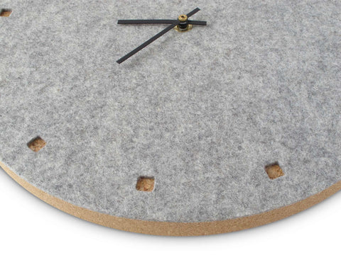 Väggklocka av filt och kork 30 cm | ljusgrå - svart | Design: Esbjerg