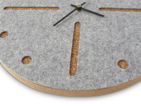 Väggklocka av filt och kork 30 cm | ljusgrå - svart | Design: Odense