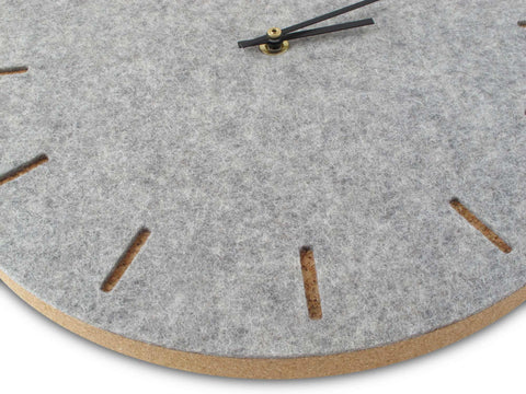 Väggklocka av filt och kork 30 cm | ljusgrå - svart | Design: Köpenhamn