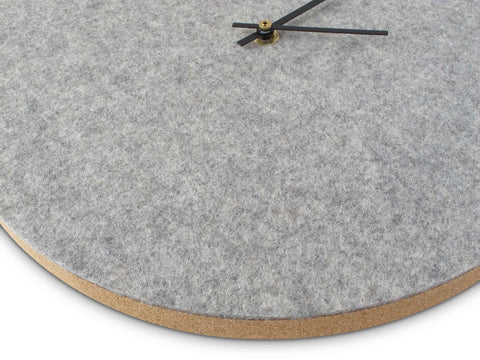 Väggklocka av filt och kork 30 cm | ljusgrå - svart | Design: Aalborg