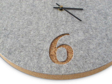 Väggklocka av filt och kork 30 cm | ljusgrå - svart | Design: Aarhus