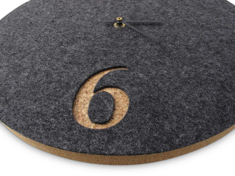 Väggklocka av filt och kork 30 cm | antracit - svart | Design: Aarhus