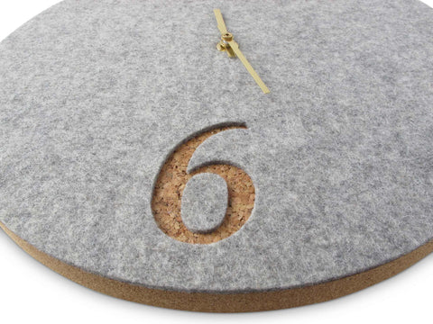 Väggklocka av filt och kork 30 cm | ljusgrå - guld | Design: Aarhus