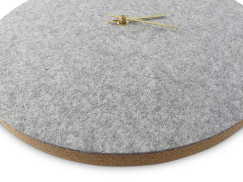 Väggklocka av filt och kork 30 cm | ljusgrå - guld | Design: Aalborg