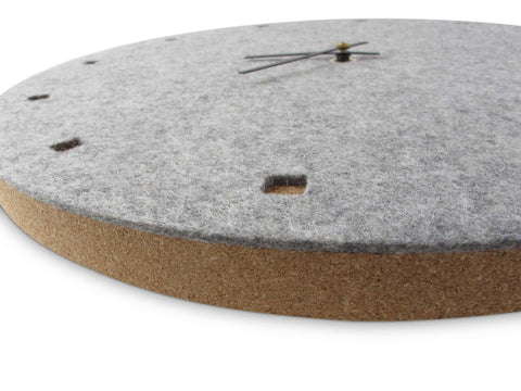 Väggklocka av filt och kork 30 cm | ljusgrå - svart | Design: Esbjerg