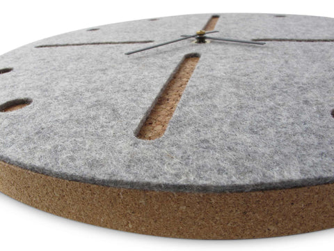 Väggklocka av filt och kork 30 cm | ljusgrå - svart | Design: Odense