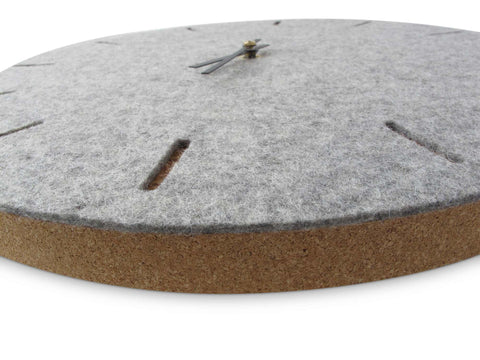 Väggklocka av filt och kork 30 cm | ljusgrå - svart | Design: Köpenhamn