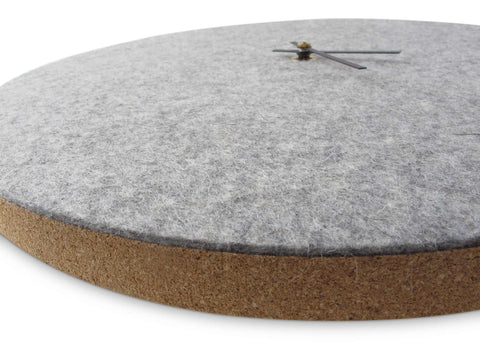 Väggklocka av filt och kork 30 cm | ljusgrå - svart | Design: Aalborg