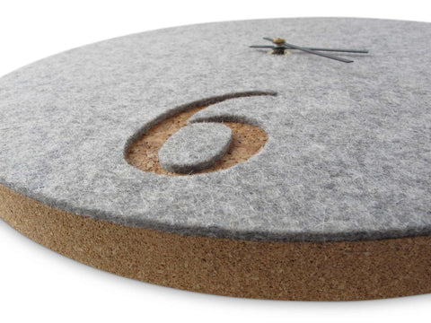 Väggklocka av filt och kork 30 cm | ljusgrå - svart | Design: Aarhus