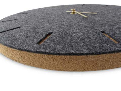Väggklocka av filt och kork 30 cm | antracit - guld | Design: Köpenhamn
