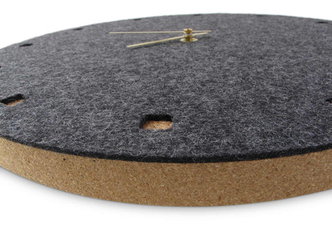 Väggklocka av filt och kork 30 cm | antracit - guld | Design: Esbjerg