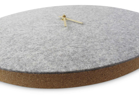 Väggklocka av filt och kork 30 cm | ljusgrå - guld | Design: Aalborg