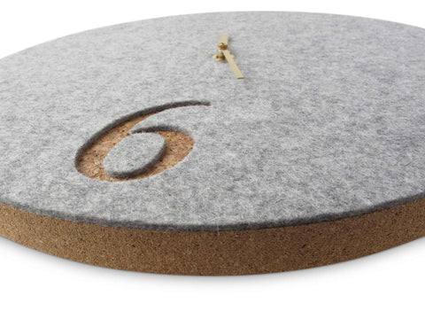 Väggklocka av filt och kork 30 cm | ljusgrå - guld | Design: Aarhus